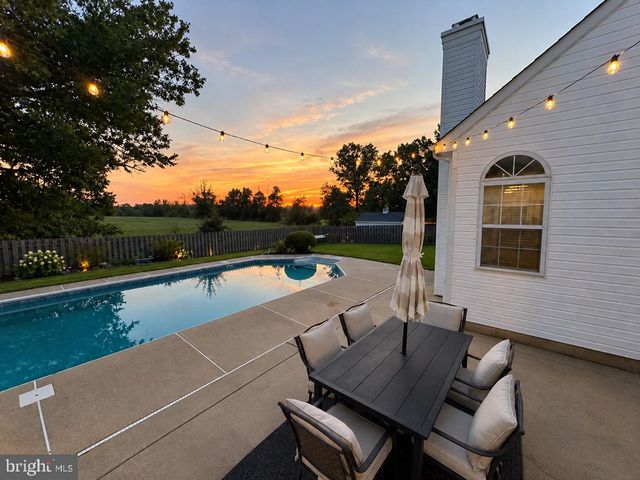 135 WALTER DR, Gilbertsville, PA 19525