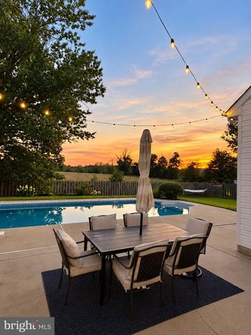 135 WALTER DR, Gilbertsville, PA 19525