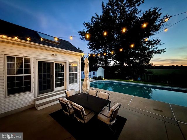 135 WALTER DR, Gilbertsville, PA 19525