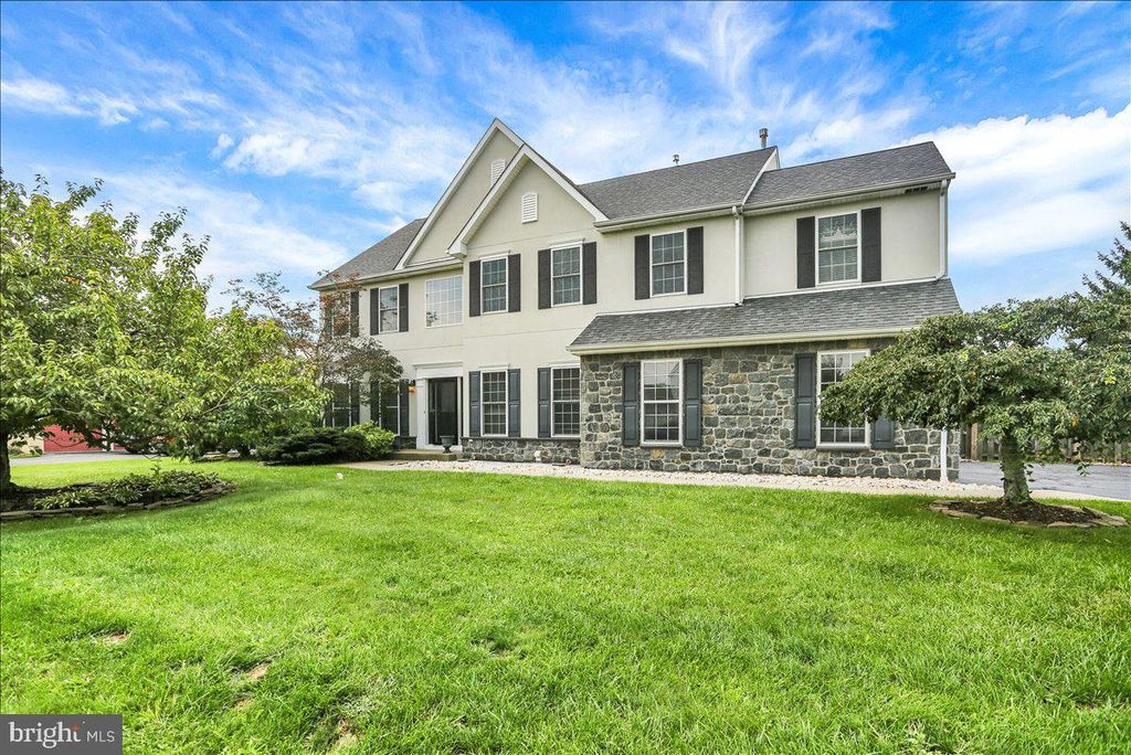 135 WALTER DR, Gilbertsville, PA 19525