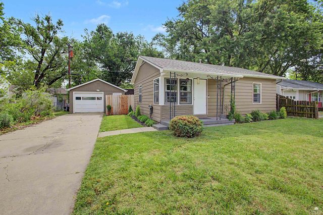 2224 Green Ave., Manhattan, KS 66502