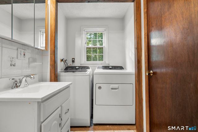 14 Briar Lane, Bloomfield, CT 06002