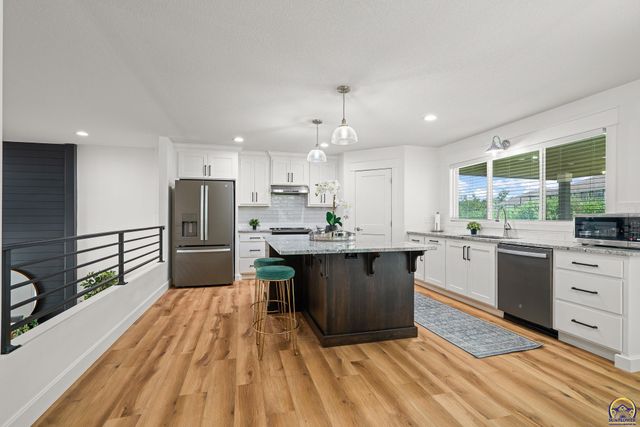 5511 SW Timber Ridge LN, Topeka, KS 66610