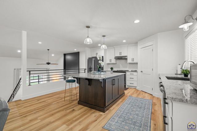 5511 SW Timber Ridge LN, Topeka, KS 66610