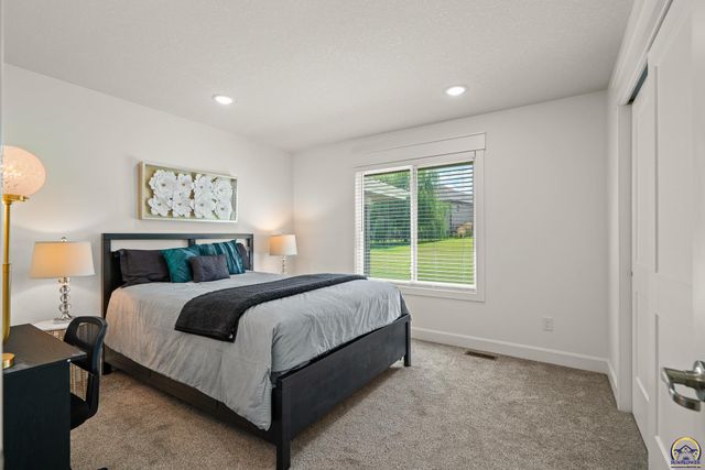 5511 SW Timber Ridge LN, Topeka, KS 66610