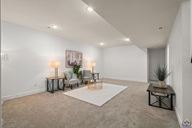5511 SW Timber Ridge LN, Topeka, KS 66610