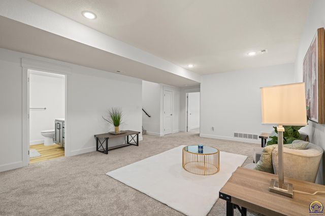 5511 SW Timber Ridge LN, Topeka, KS 66610
