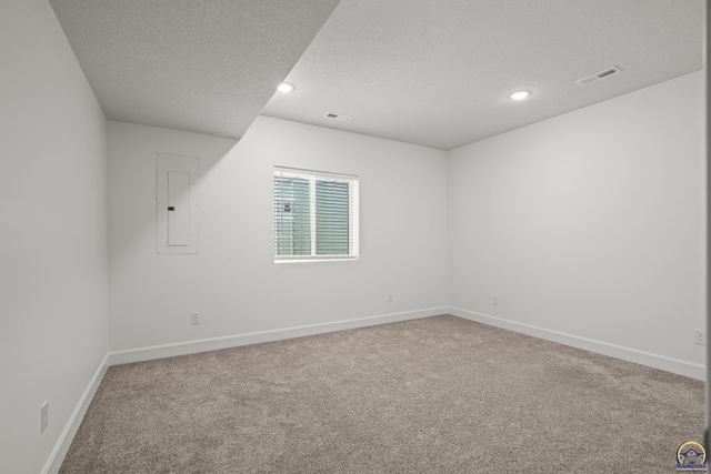 5511 SW Timber Ridge LN, Topeka, KS 66610