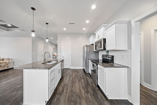 105 Sycamore Hill Dr, Clarksville, TN 37042