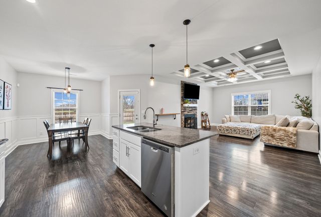 105 Sycamore Hill Dr, Clarksville, TN 37042