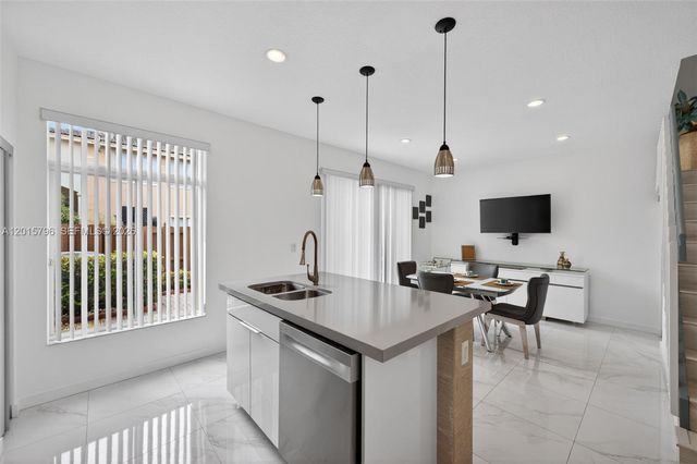 11248 NW 56th St, Doral, FL 33178