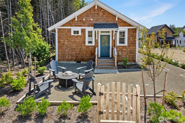 24 Switchback Lane, Pacific Beach, WA 98571