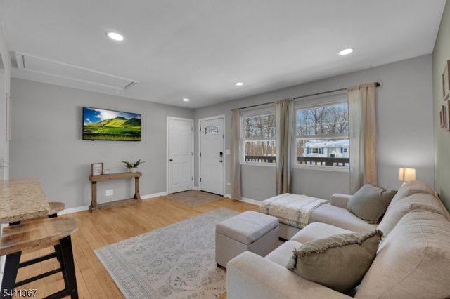 142 Barry Dr N, Vernon Twp., NJ 07422