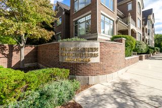 445 Village Green Court 301, Lincolnshire, IL 60069