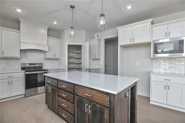 2682 W Park Street, Olathe, KS 66061