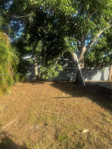 7601 NW 13th St, Pembroke Pines, FL 33024