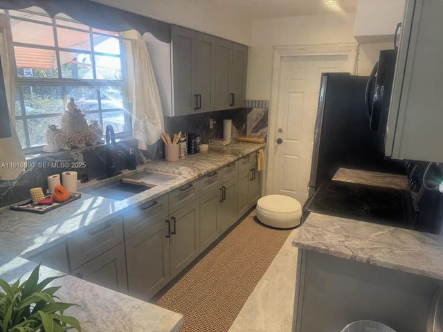 7601 NW 13th St, Pembroke Pines, FL 33024