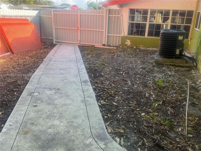 7601 NW 13th St, Pembroke Pines, FL 33024