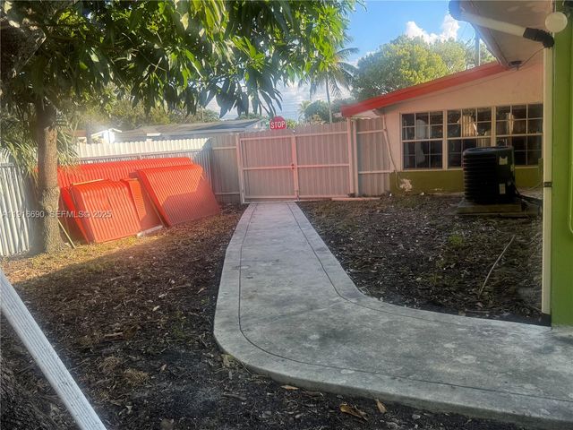 7601 NW 13th St, Pembroke Pines, FL 33024