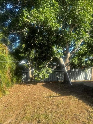 7601 NW 13th St, Pembroke Pines, FL 33024