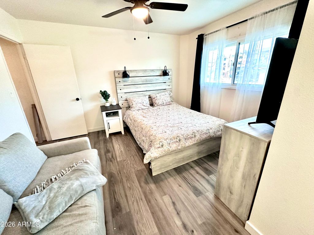 Image 10 of property listing at 4488 E BELLEVIEW Street, Phoenix, AZ 85008