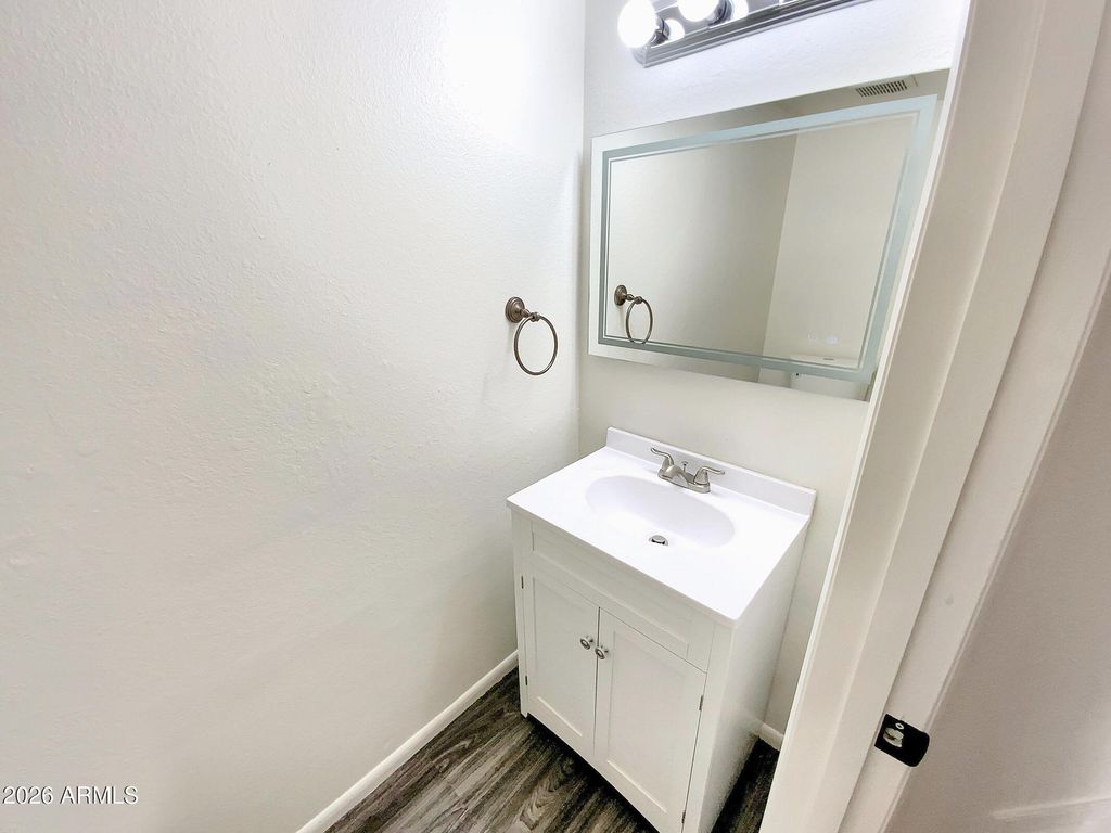 Image 7 of property listing at 4488 E BELLEVIEW Street, Phoenix, AZ 85008