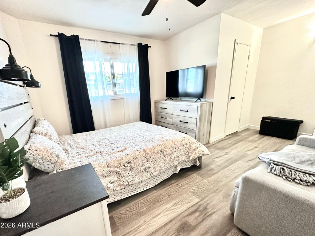 Image 9 of property listing at 4488 E BELLEVIEW Street, Phoenix, AZ 85008