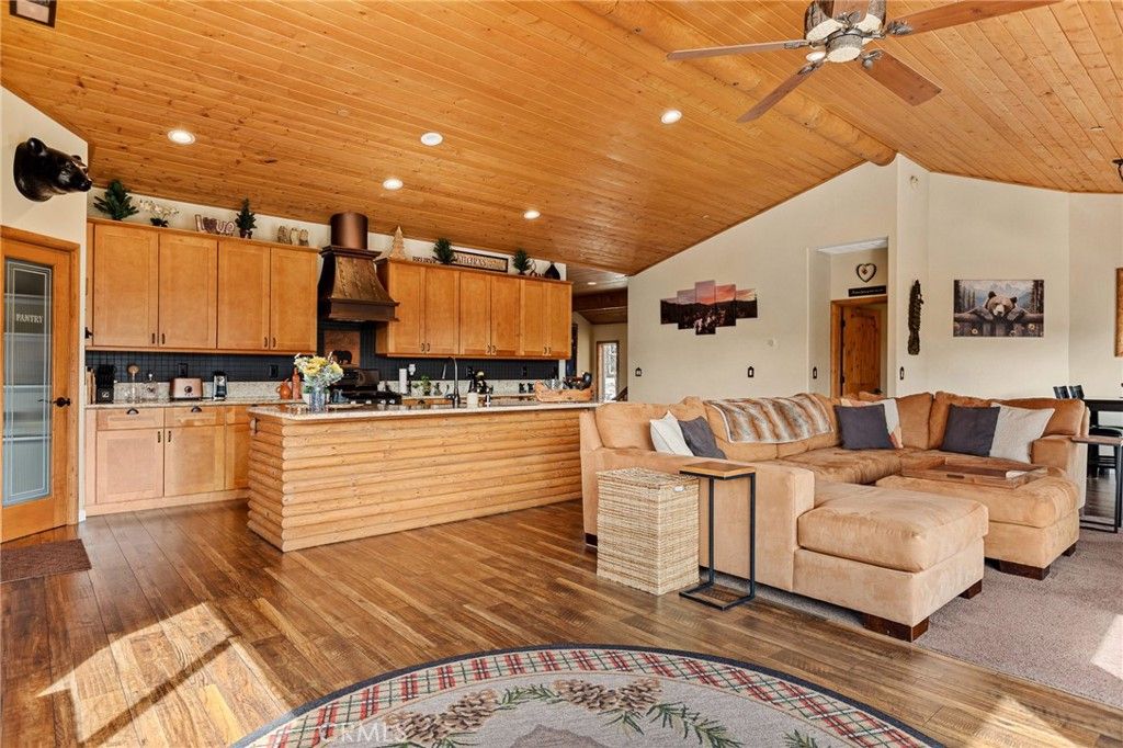 Image 6 of property listing at 806 Brentwood, Lake Arrowhead, CA 92352