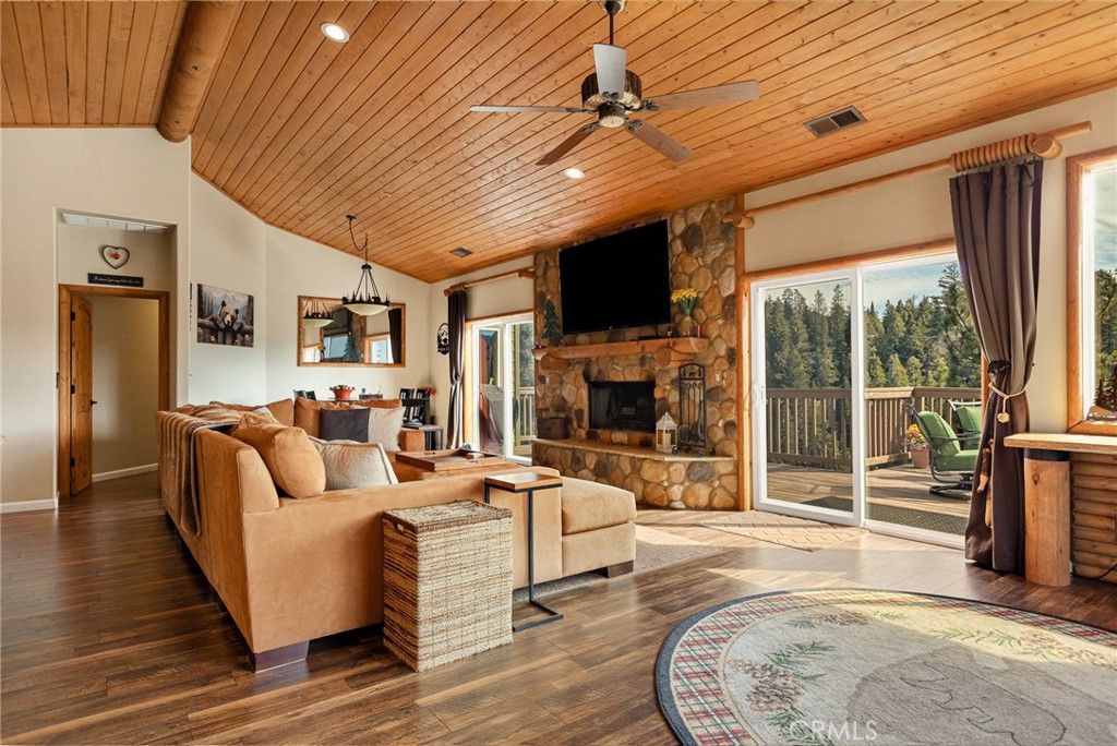 Image 8 of property listing at 806 Brentwood, Lake Arrowhead, CA 92352