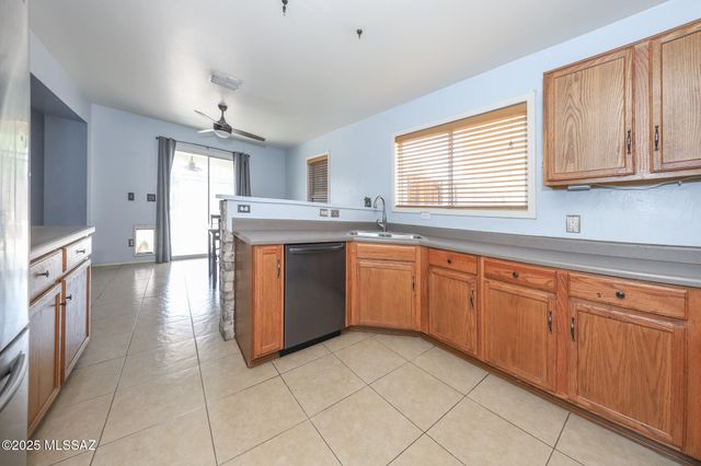 1077 W Camino Luna Llena, Sahuarita, AZ 85629