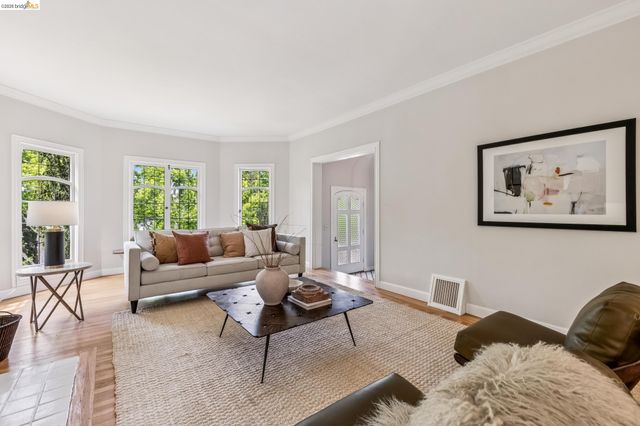 1165 Harvard Rd, Piedmont, CA 94610