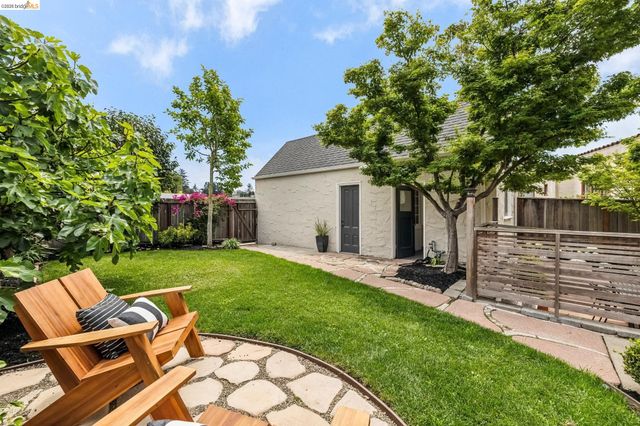 1165 Harvard Rd, Piedmont, CA 94610