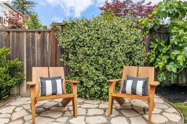 1165 Harvard Rd, Piedmont, CA 94610