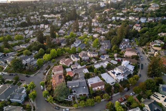 1165 Harvard Rd, Piedmont, CA 94610