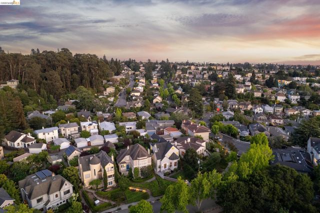 1165 Harvard Rd, Piedmont, CA 94610