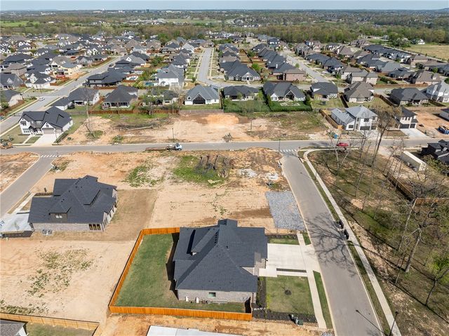 8805 W Milky Way, Bentonville, AR 72713
