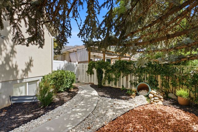 7126 S GRIFFITHS PL, Cottonwood Heights, UT 84121