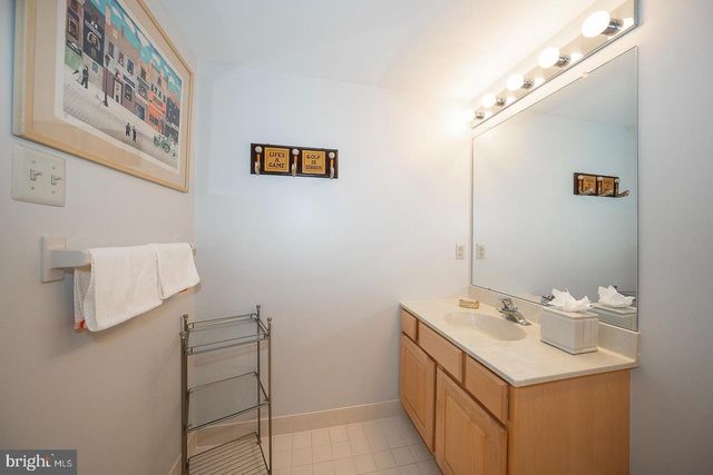 406 MERION HILL LN, Conshohocken, PA 19428