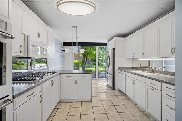 137 Avon Road, Northbrook, IL 60062