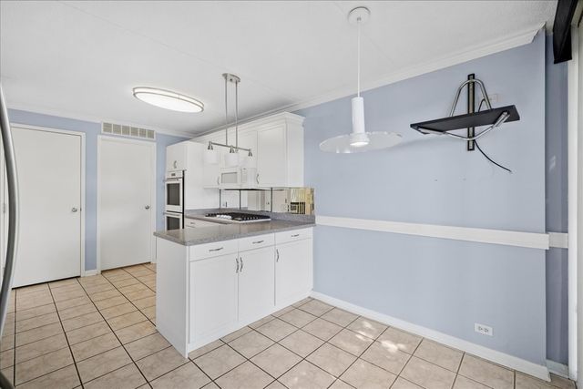 137 Avon Road, Northbrook, IL 60062