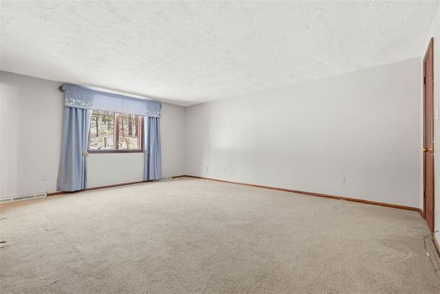 21 W Hillcrest Rd, Nottingham, PA 15330