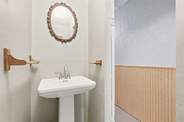 21 W Hillcrest Rd, Nottingham, PA 15330