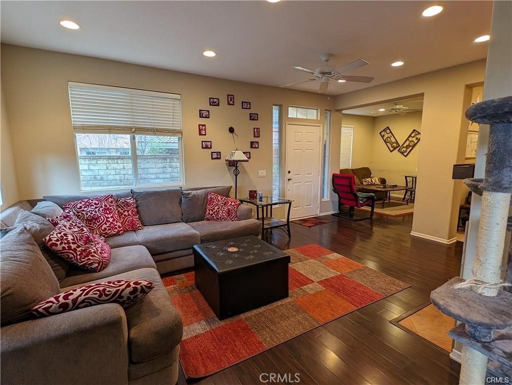 Image 3 of property listing at 27976 Trillium Lane, Valencia, CA 91354