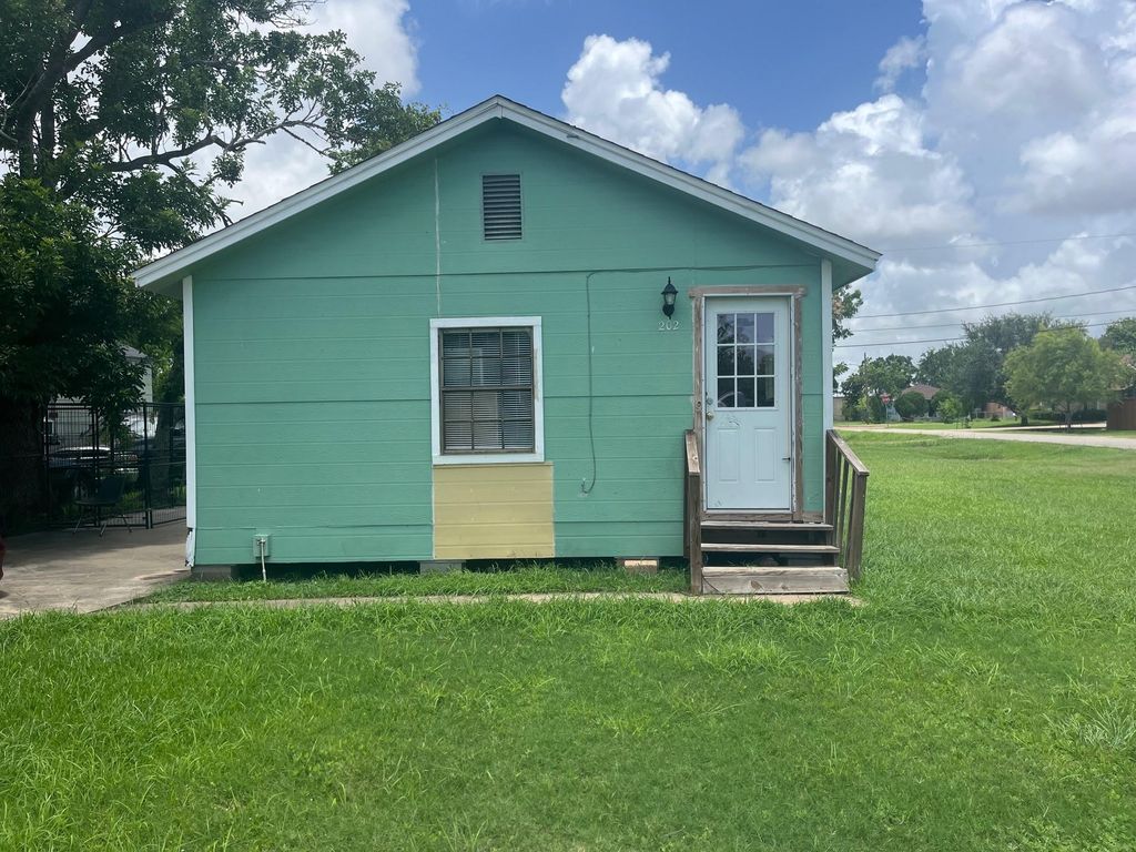 202 N Avenue C, Freeport, TX 77541
