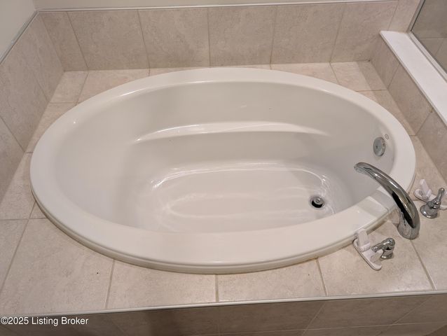 2861 Hamilton Springs Dr, Louisville, KY 40245