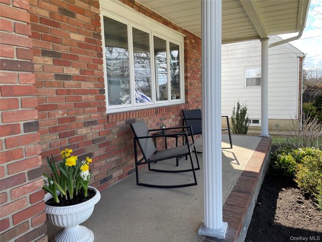 152 N Fulton Avenue, Lindenhurst, NY 11757