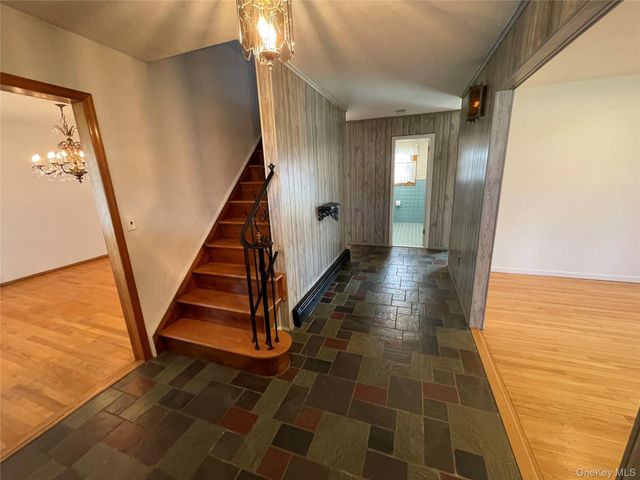 152 N Fulton Avenue, Lindenhurst, NY 11757