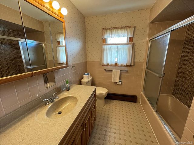 152 N Fulton Avenue, Lindenhurst, NY 11757
