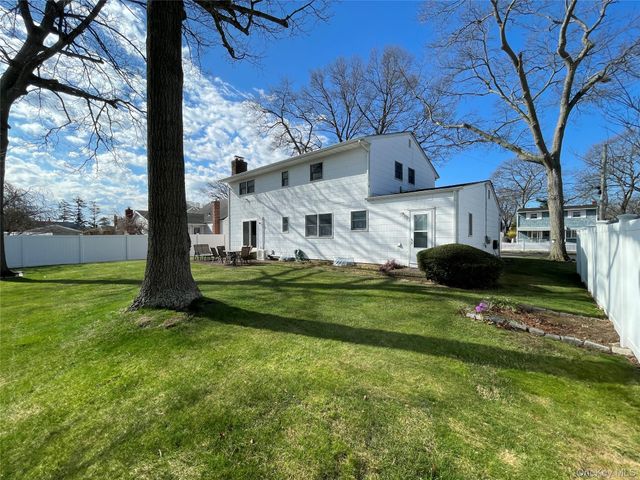 152 N Fulton Avenue, Lindenhurst, NY 11757