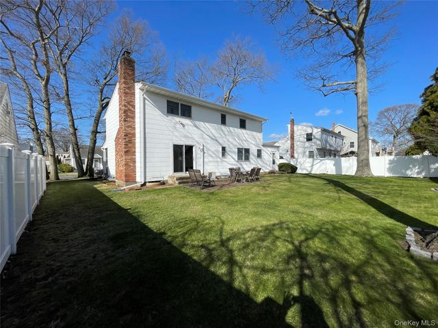 152 N Fulton Avenue, Lindenhurst, NY 11757